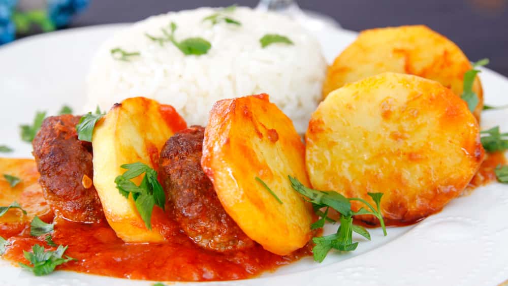 Κεφτέδες με πατατες φουρνου Κεφτέδες με πατατες φουρνου