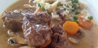 Το έτοιμο Μοσχάρι Λεμονάτο σε πιάτο, γαρνιρισμένο με πατάτες πουρέ