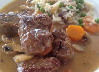 Το έτοιμο Μοσχάρι Λεμονάτο σε πιάτο, γαρνιρισμένο με πατάτες πουρέ