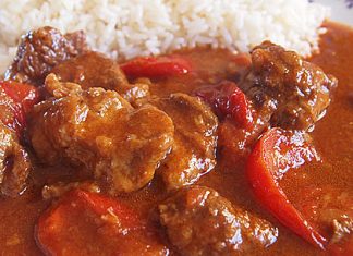 Μοσχαρι κοκκινιστό με πιπεριές