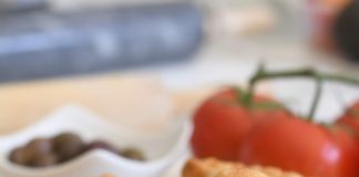 Πιτούλες γεμιστές με ντομάτα τυρί και βασιλικό Πιτούλες γεμιστές με ντομάτα τυρί και βασιλικό