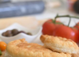 Πιτούλες γεμιστές με ντομάτα τυρί και βασιλικό