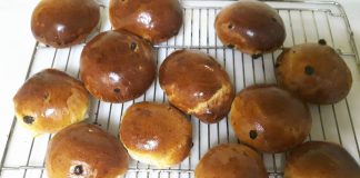 Σταφιδοτσουρεκάκια