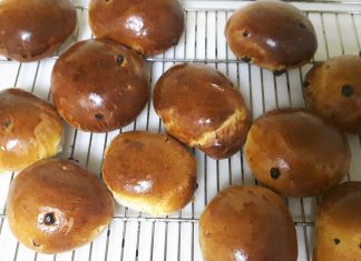 Σταφιδοτσουρεκάκια