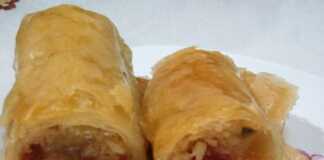 Ένα κομμάτι φρουτομπακλαβά με τραγανό, χρυσαφένιο φύλλο και πολύχρωμη γέμιση από φρούτα.