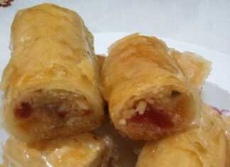 Ένα κομμάτι φρουτομπακλαβά με τραγανό, χρυσαφένιο φύλλο και πολύχρωμη γέμιση από φρούτα.