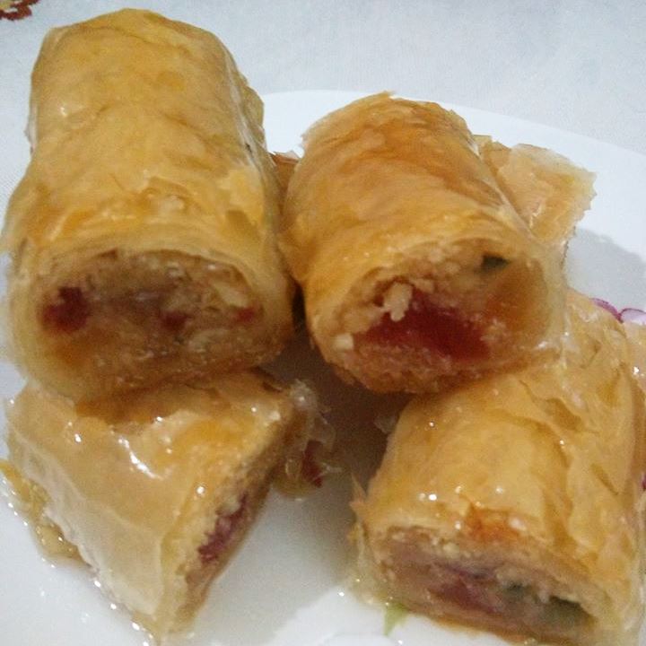 Φρουτομπακλαβας1 Ένα κομμάτι φρουτομπακλαβά με τραγανό, χρυσαφένιο φύλλο και πολύχρωμη γέμιση από φρούτα.