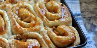 Κοντινή λήψη σε ένα ρολάκι κανέλας με γέμιση μήλου και καραμέλας