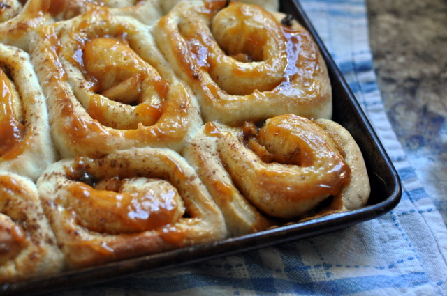 κανελα Κοντινή λήψη σε ένα ρολάκι κανέλας με γέμιση μήλου και καραμέλας