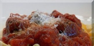 Αχνιστά κεφτεδάκια με χυλοπίτες και πλούσια σάλτσα μελιτζάνας σε ένα πιάτο