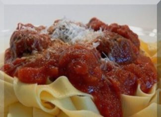 Αχνιστά κεφτεδάκια με χυλοπίτες και πλούσια σάλτσα μελιτζάνας σε ένα πιάτο