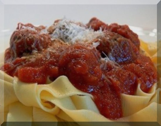 κεφτεδακια με χυλοπιτες Αχνιστά κεφτεδάκια με χυλοπίτες και πλούσια σάλτσα μελιτζάνας σε ένα πιάτο