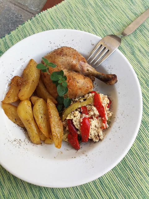 κοτοπουλο γεμιστο με φετα και πιπεριες στο φουρνο κοτοπουλο γεμιστο με φετα και πιπεριες στο φουρνο