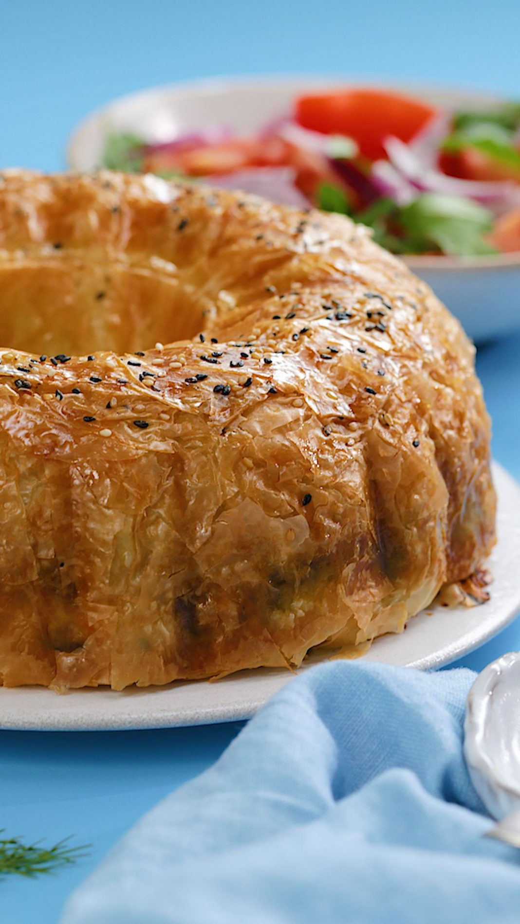 Μια ολόκληρ από λαχταριστή σπανακόπιτα με φέτα σερβιρισμένη σε πιάτο