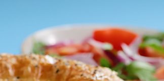 Μια ολόκληρ από λαχταριστή σπανακόπιτα με φέτα σερβιρισμένη σε πιάτο