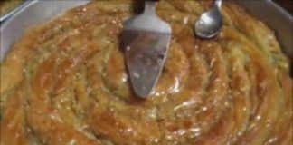 Παραδοσιακός μπακλαβάς Μυτιλήνης (Πλατσέδα) σε σχήμα κοχλία σε στρογγυλό ταψί.