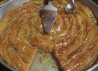 Παραδοσιακός μπακλαβάς Μυτιλήνης (Πλατσέδα) σε σχήμα κοχλία σε στρογγυλό ταψί.