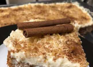 Τετράγωνο κομμάτι καρυδόπιτας με δύο στρώσεις: τη σιροπιαστή βάση και την παχιά στρώση κρέμας/σαντιγί, πασπαλισμένη με τριμμένο καρύδι και κανέλα