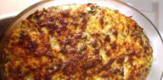 Ένα ταψί με λαχταριστό ογκρατέν με σπανάκι μόλις βγήκε από τον φούρνο