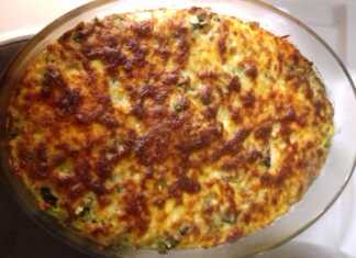 Ένα ταψί με λαχταριστό ογκρατέν με σπανάκι μόλις βγήκε από τον φούρνο