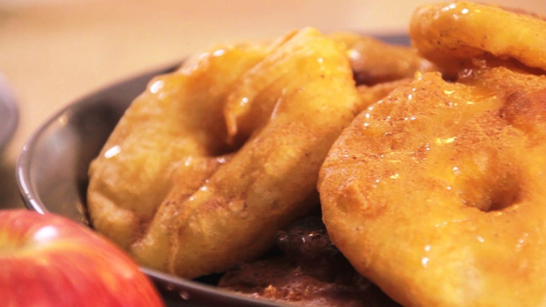 Αφράτοι λουκουμάδες μήλου σε πιάτο, με μέλι και κανέλα