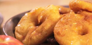 Αφράτοι λουκουμάδες μήλου σε πιάτο, με μέλι και κανέλα