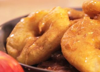 Αφράτοι λουκουμάδες μήλου σε πιάτο, με μέλι και κανέλα