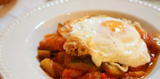 Μελωμένα λαχανικά σε σάλτσα ντομάτας…(υπέροχο νηστίσιμο πιάτο χωρίς το αυγό)