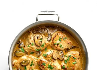 Στήθος κοτόπουλο με σάκτσα μανιτάρια