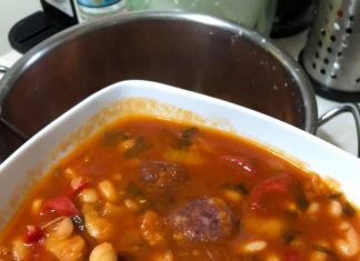 Φασολάδα αλλιώς …. με λουκάνικο και φέτα