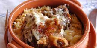 Το τελικό αποτέλεσμα του Γιουβέτσι του Χασάπη με κριθαράκι.