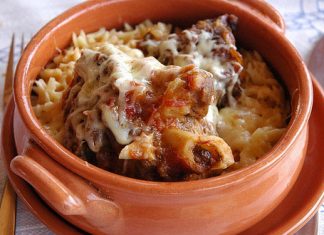 Το τελικό αποτέλεσμα του Γιουβέτσι του Χασάπη με κριθαράκι.