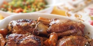 Κότσι χοιρινό κρασάτο στη γάστρα