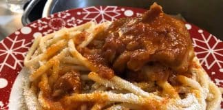 Κοτόπουλο κοκκινιστό με μακαρόνια και μυζήθρα