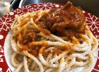 Κοτόπουλο κοκκινιστό με μακαρόνια και μυζήθρα