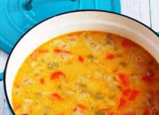 Μπολ με αχνιστή ψαρόσουπα που περιέχει πατάτες καλαμπόκι και κομμάτια ψαριού σε έναν κρεμώδη ζωμό με φρέσκο ψωμί στο πλάι