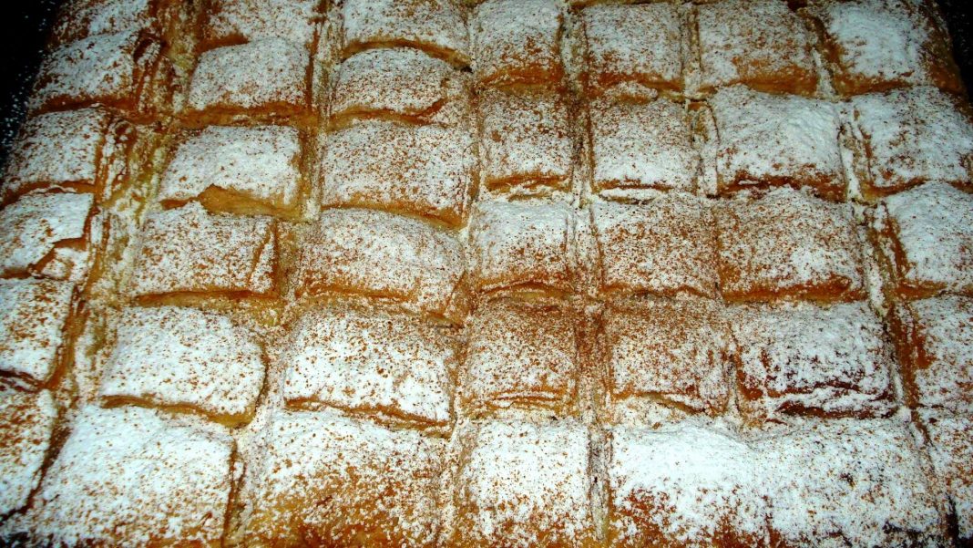 γαλοπιτα0 Χρυσαφένια Γαλατόπιτα Σκεπαστή, πασπαλισμένη με άχνη ζάχαρη και κανέλα, σε ταψί