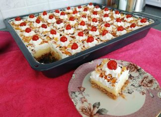 Ένα μεγάλο τετράγωνο ταψί με εκμέκ κανταΐφι, που δείχνει το χρυσαφένιο κανταΐφι στη βάση, μια παχιά στρώση λευκής κρέμας στη μέση και μια στρώση σαντιγί από πάνω, πασπαλισμένη με αμύγδαλο φιλέ.