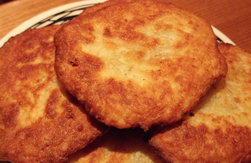 ζυμάρι Έτοιμα ζυμαροπιτάκια με φέτα, κομμένα στη μέση, αναδεικνύοντας τη γέμιση τυριού.