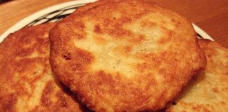 Έτοιμα ζυμαροπιτάκια με φέτα, κομμένα στη μέση, αναδεικνύοντας τη γέμιση τυριού.