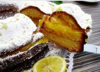 Κέικ γεμιστό με βελούδινη κρέμα λεμονιού, πασπαλισμένο με άχνη ζάχαρη και ξύσμα.