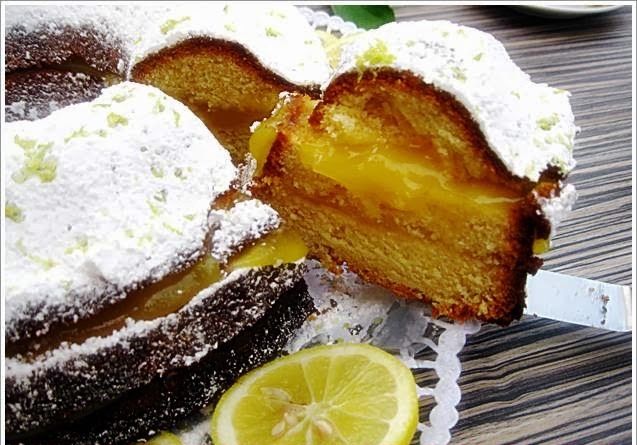 κεικ λεμονι1 Κέικ γεμιστό με βελούδινη κρέμα λεμονιού, πασπαλισμένο με άχνη ζάχαρη και ξύσμα.
