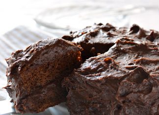 Μια πληθωρική σοκολατόπιτα με στρώσεις κρέμας σοκολάτας εσωτερικά και εξωτερικά σερβιρισμένη σε vintage πιατέλα