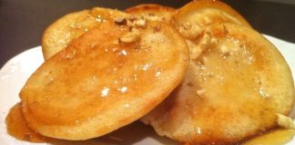 Φωτογραφία με ζεστές τηγανίτες περιχυμένες με μέλι και καρύδια.