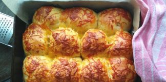 Ψωμάκια σκόρδου με τυρί Αφράτα, χρυσαφένια Ψωμάκια Σκόρδου με Τυρί σε ταψί, μόλις βγαλμένα από τον φούρνο.