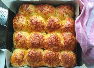 Αφράτα, χρυσαφένια Ψωμάκια Σκόρδου με Τυρί σε ταψί, μόλις βγαλμένα από τον φούρνο.