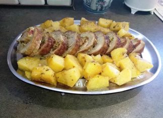 Χοιρινό ρολό, δεμένο και ψημένο μέχρι να πάρει χρυσαφένιο χρώμα, κομμένο σε φέτες που αποκαλύπτουν την πολύχρωμη γέμιση από τυρί, ντομάτα και πιπεριές