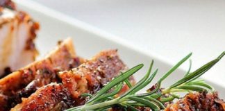 Καραμελωμένο χοιρινό φιλέτο κομμένο σε ροδέλες, με επικάλυψη γλάσου και ψημένο μπέικον