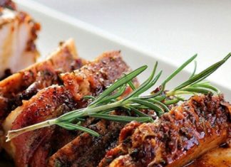 Καραμελωμένο χοιρινό φιλέτο κομμένο σε ροδέλες, με επικάλυψη γλάσου και ψημένο μπέικον