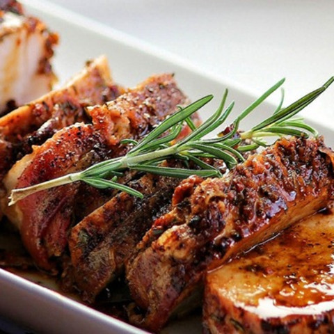 ψητο χοιρινο Καραμελωμένο χοιρινό φιλέτο κομμένο σε ροδέλες, με επικάλυψη γλάσου και ψημένο μπέικον